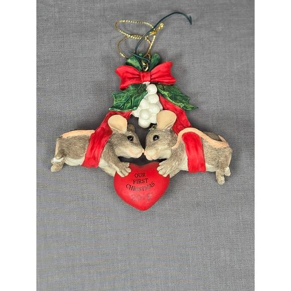 Charming Tails Ornament "Our First Christmas" 2018 written
Chip on mouse's foot - Picture 1 of 2